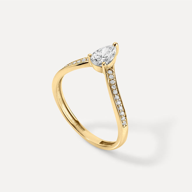 Anillo Forma V con Acento de Diamante en Pera