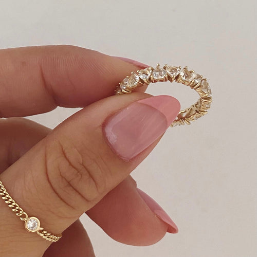 Alianza de eternidad con diamantes en forma de corazón