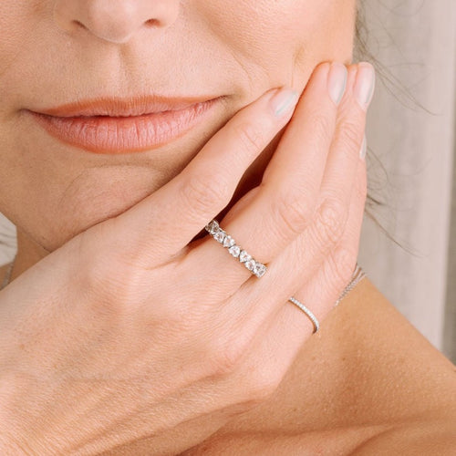 Alianza de eternidad con diamantes en forma de corazón